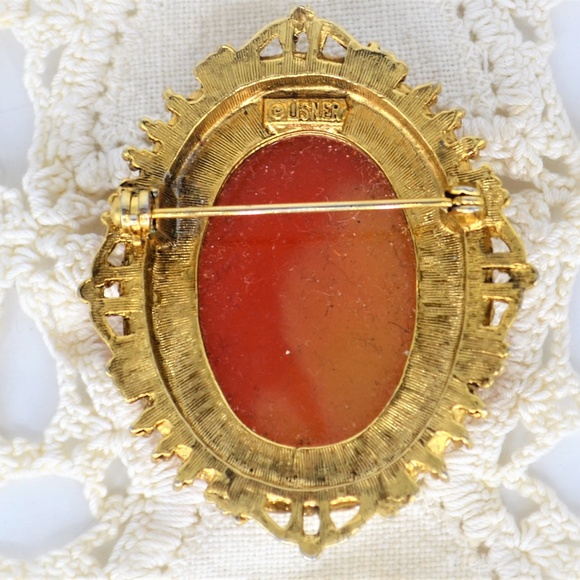 Vintage Lisner Cameo Pendent - Picture 4 of 4